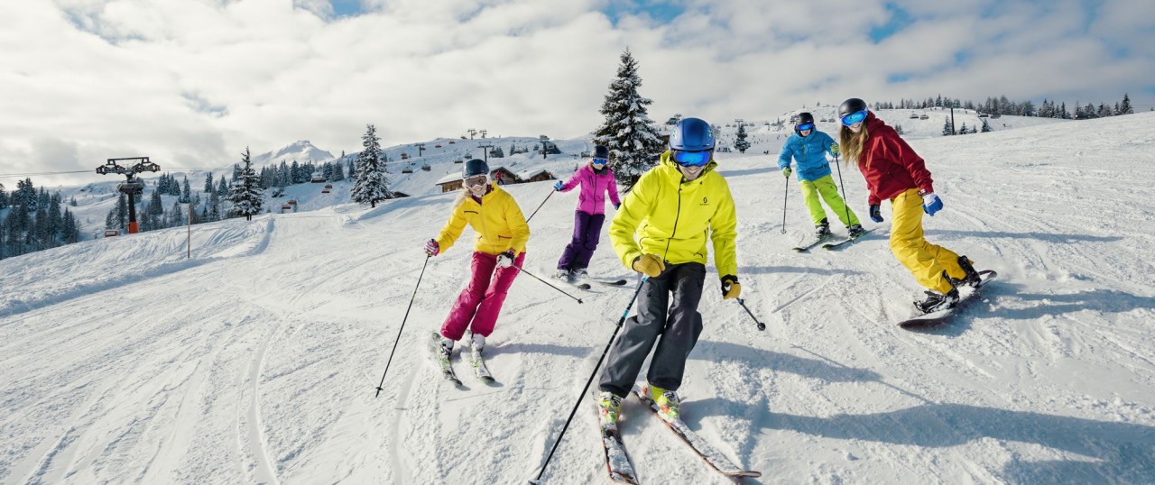 Skifahrer auf der Skipiste in Flachau, Ski amadé