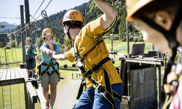 Klettern im Hochseilgarten in Flachau, Österreich © Flachau Tourismus