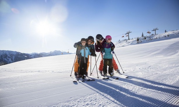 Familie beim Skiurlaub im snow space Flachau © Flachau Tourismus